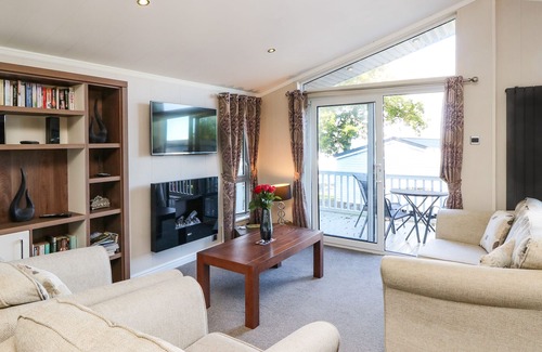 Cowes Cabin | COAST VIEW LODGE, character holiday cottage, with a garden in Cowes