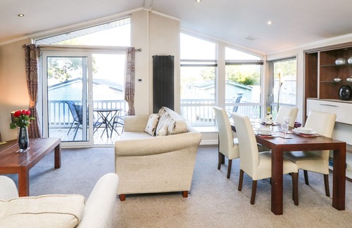 Cowes Cabin | COAST VIEW LODGE, character holiday cottage, with a garden in Cowes