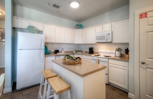 Port Aransas Condo | Coastal 2BDR Condo w/Shared Pool | Golf Cart Zone