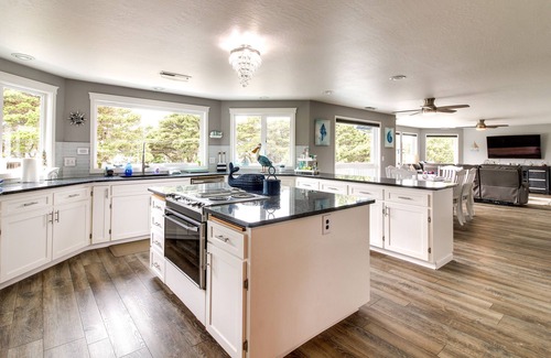 Bandon House | Coastal Bandon Vacation Rental: Walk to Beach!