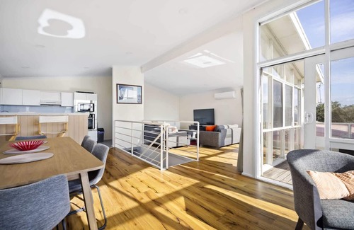 Frankston House | Coastal Beach Home - 50m to Beach - Pet Friendly