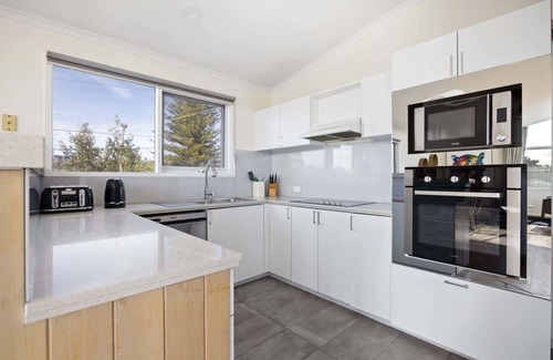 Frankston House | Coastal Beach Home - 50m to Beach - Pet Friendly