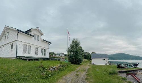 Dyroy Municipality House | Coastal Cabin In Kastneshamn