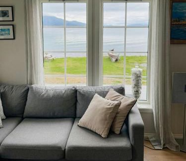 Dyroy Municipality House | Coastal Cabin In Kastneshamn