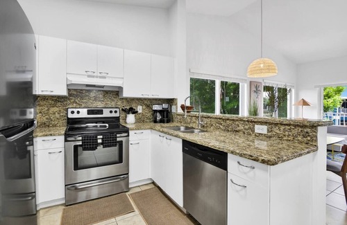 Mission Bay Apartment | Coastal Chic Apt - Minutes from Evert Tennis Academy & Osprey Point Golf Course