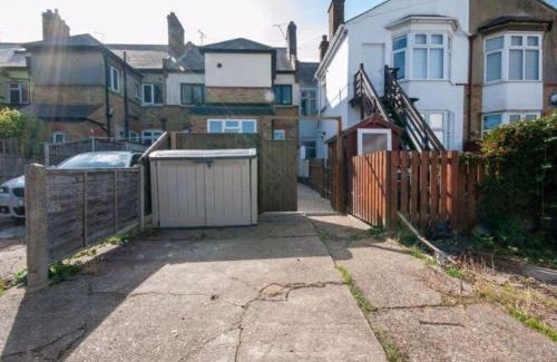 Leigh-on-Sea Apartment | Coastal Comfort in Leigh Ideal for Work & Leisure