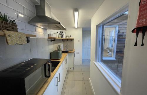 Margate Cabin | Coastal Comfort Seaside Cabin with Spacious Garden