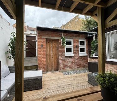 Margate Cabin | Coastal Comfort Seaside Cabin with Spacious Garden
