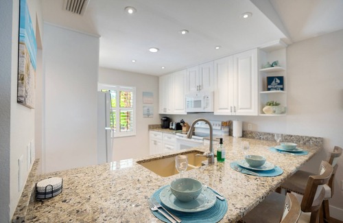 South Sarasota House | Coastal Cottage: Renovation Sleep 6 Hot tub, Pool