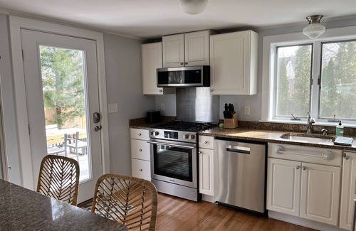 Teaticket House | Coastal Cottage, steps from Great Pond and boat launch
