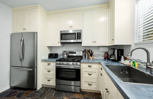 East Beach Cottage | Coastal cottage with private patio - 2 minute walk to beach