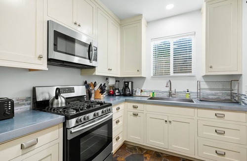 East Beach Cottage | Coastal cottage with private patio - 2 minute walk to beach