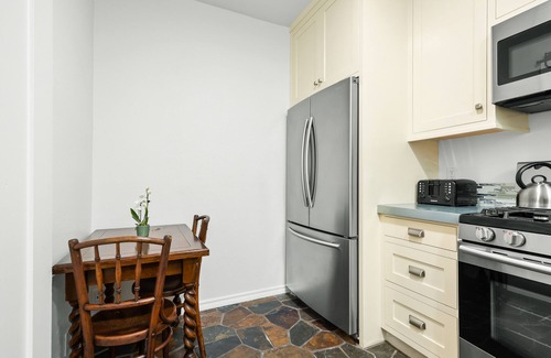 East Beach Cottage | Coastal cottage with private patio - 2 minute walk to beach
