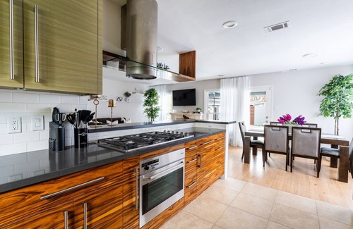 The Plaza House | Coastal Family Escape with a pool. Minutes to the beach, Disneyland, golf club