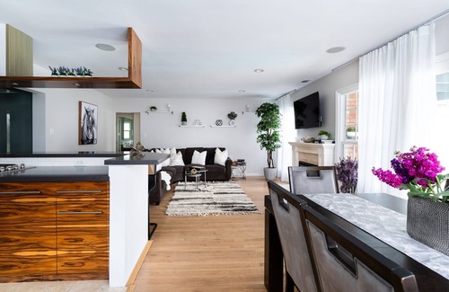 The Plaza House | Coastal Family Escape with a pool. Minutes to the beach, Disneyland, golf club