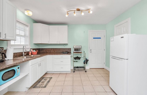 Galveston House | Coastal Garage Cottage 6 Blocks to Beach