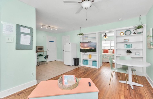 Galveston House | Coastal Garage Cottage 6 Blocks to Beach