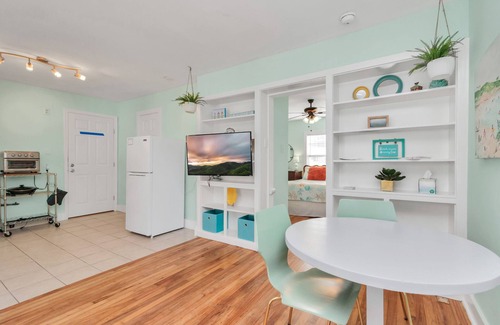 Galveston House | Coastal Garage Cottage 6 Blocks to Beach