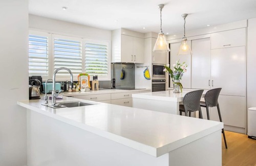 Birkenhead House | Coastal Getaway with Seaview and Deck