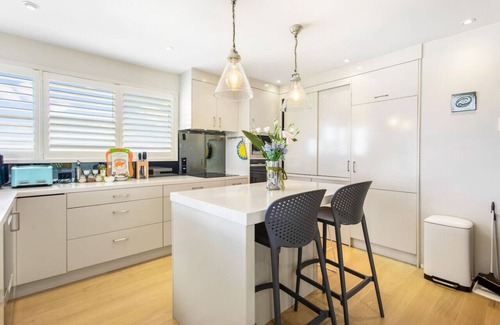 Birkenhead House | Coastal Getaway with Seaview and Deck