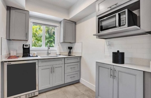 Galt Mile Hotel | Coastal Getaway Awaits | Premium King Room in The Garden Hotel & Resort