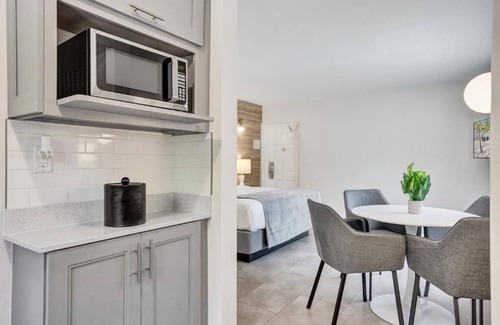 Galt Mile Hotel | Coastal Getaway Awaits | Premium King Room in The Garden Hotel & Resort