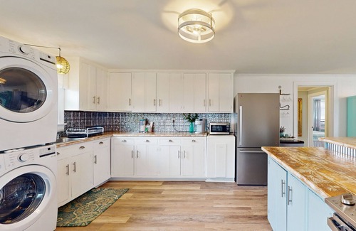 Atlantic Beach Cottage | Coastal home close to beach and local attractions with W/D & AC