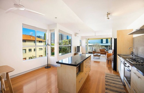 Coolangatta House | Coastal Home: Steps to Coolangatta Beach w balcony
