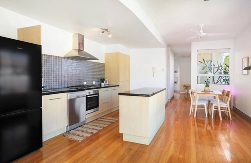 Coolangatta House | Coastal Home: Steps to Coolangatta Beach w balcony