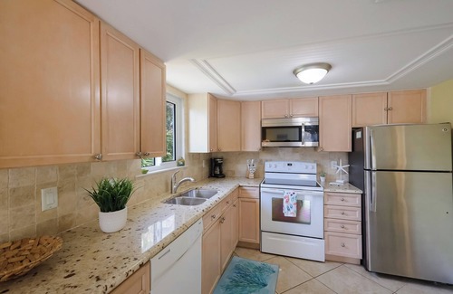 Holmes Beach Cottage | Coastal Home with Heated Pool, Close to Beach!