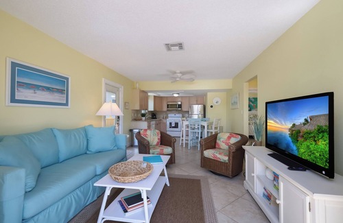 Holmes Beach Cottage | Coastal Home with Heated Pool, Close to Beach!