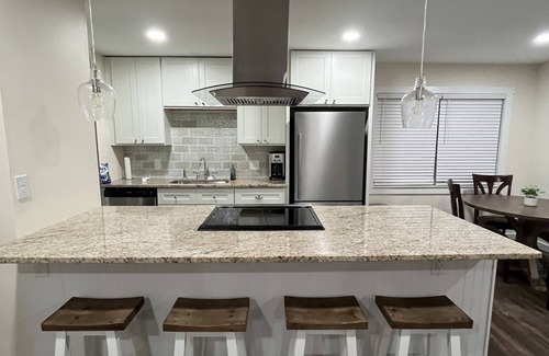 Northeast Pensacola House | Coastal Living 🏡 Freshly Decorated and Spacious