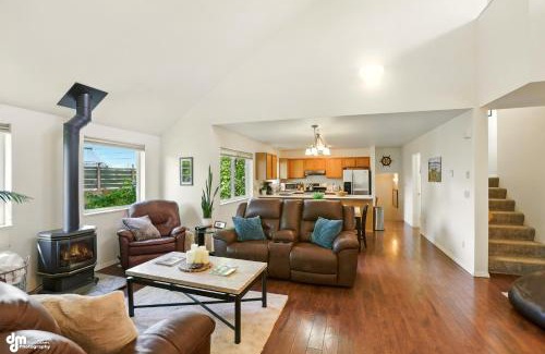 Downtown Anchorage House | Coastal Place - BEST location in Downtown!