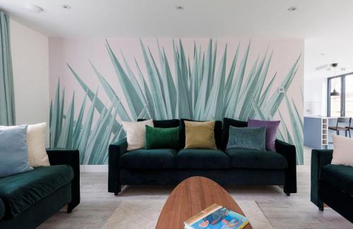 West Wittering House | Coastal Retreat for 10 with Hot Tub