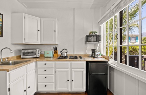 East Beach Apartment | Coastal retreat with patio, sun deck, & kitchenette - 2-minute walk to beach