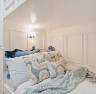 Legazpi Village Apartment | Coastal Studio in KL Tower Serviced Residences, Greenbelt, Makati! Maximum capacity 5 pax!