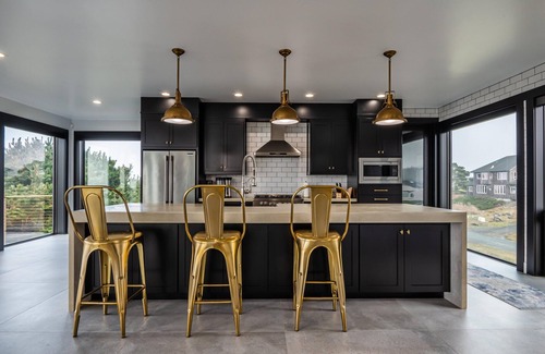 Bandon House | Coastal Stunner w/Ocean Views, Roof Deck + EV Charger