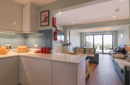 Swalecliffe Cottage | COASTGUARDS VIEW, pet friendly, with open fire in Swalecliffe