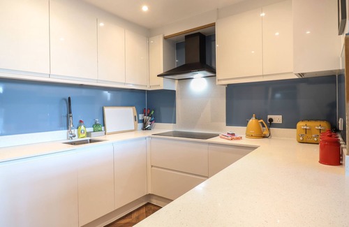 Swalecliffe Cottage | COASTGUARDS VIEW, pet friendly, with open fire in Swalecliffe