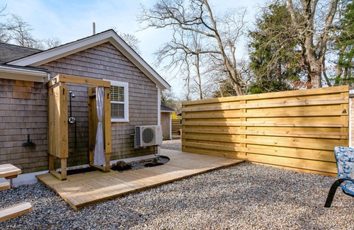 South Chatham House | Cockle Cottage - Renovated Chatham Cape House .9 Miles from Beach