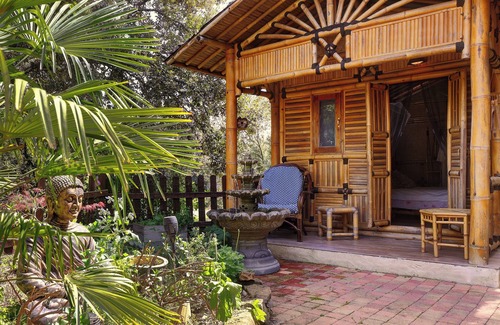 Anduze Cabin | Coco Banane , Maison de Bali en Bambou, Insolite Dans un Jardin Exotique 2 per