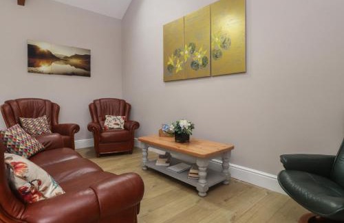 Dinas House | Coetsiws