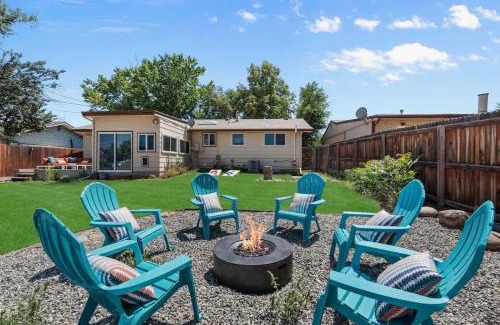 South Westminster House | Coffee Themed - Cozy Family Getaway - Sleeps 12 - Mini Golf BBQ Yard