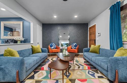 South Westminster House | Coffee Themed - Cozy Family Getaway - Sleeps 12 - Mini Golf BBQ Yard