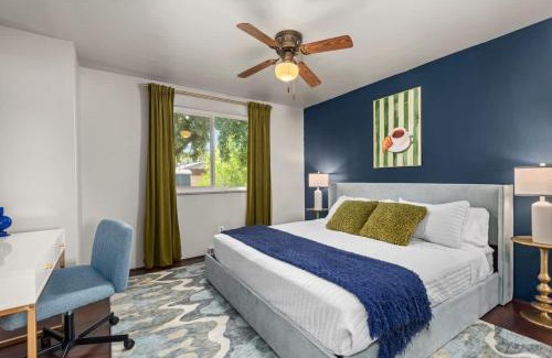 South Westminster House | Coffee Themed - Cozy Family Getaway - Sleeps 12 - Mini Golf BBQ Yard