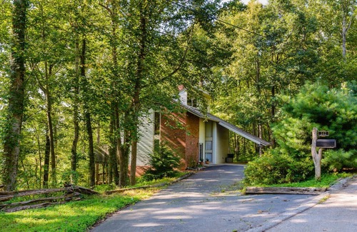 Fletcher House | Cold Moose Cabin- 20 Min. to Asheville, EV Charger, Mountain views from 3 decks