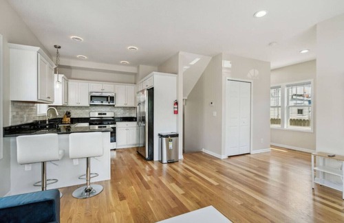 East Isles House | Colfax Flat 5BR 3.5BA Apartment near Uptown