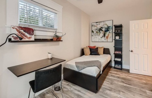 Golden Hill House | Colivilla - ENTIRE House · 12 Bedrm 12.5 Bath House - Sleeps Up To 21 Guests!