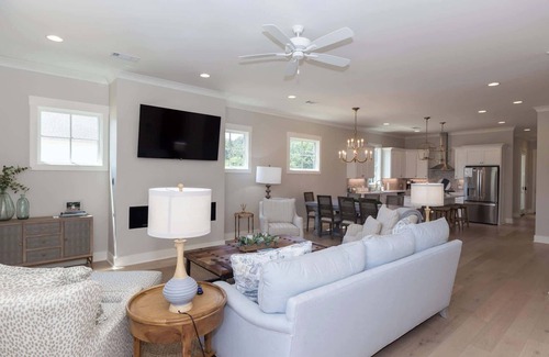 Oxford House | Colonel's Corner by Apex Short Term Stays