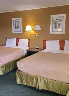 Dyersville Hotel | Colonial Inn
